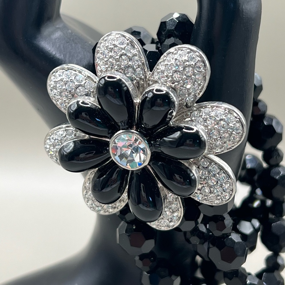 NWOT lia sophia “Corsage” stretch bracelet, black glass beads w/ cut crystals